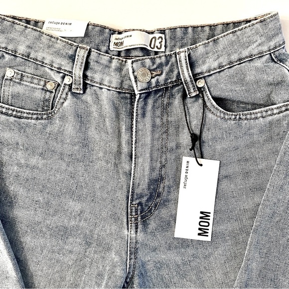 Refuge Vintage High Rise Light Wash Mom Jeans - Picture 4 of 11